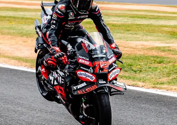 Boia che Marco Bezzecchi a Silverstone! La feroce rimonta suona anche di messaggio a Jorge Martin (che presto dar&agrave; la sua versione della storia)