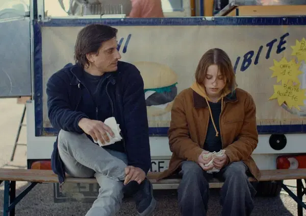 Abbiamo visto al cinema &ldquo;Paternal Leave&rdquo; di Alissa Jung con Luca Marinelli (suo marito): ma com&rsquo;&egrave;? Un film raffinato che non decostruisce il maschio ma la vita stessa. E Juli Grabenhenrich (Leo) &egrave; semplicemente perfetta