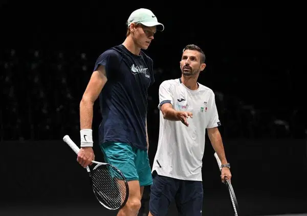 Sinner al Roland Garros? Il primo match &egrave; col gossip: spunta una nuova donna con lui, e quel &ldquo;succhiotto&rdquo; sospetto su cui scherzano Vagnozzi e Cahill&hellip;