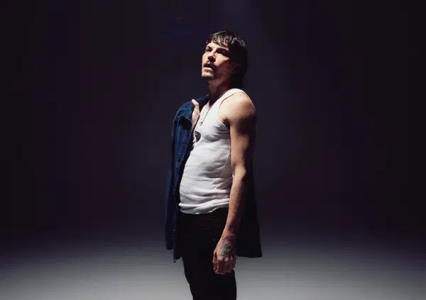 Abbiamo ascoltato &ldquo;33&rdquo;, il nuovo album di Ketama126, ma com&rsquo;&egrave;? Coraggioso, intimo, sporco. &Egrave; l&rsquo;inizio della nuova tradizione romana? E il video con Asia Argento, Roma e lo scorrere del tempo&hellip;