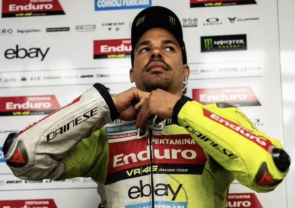 Mettetevi comodi per "200 Domeniche", il film assurdo sulla Silverstone di Franco Morbidelli: spallate a Marquez, risse passive, olio e una torta al cioccolato