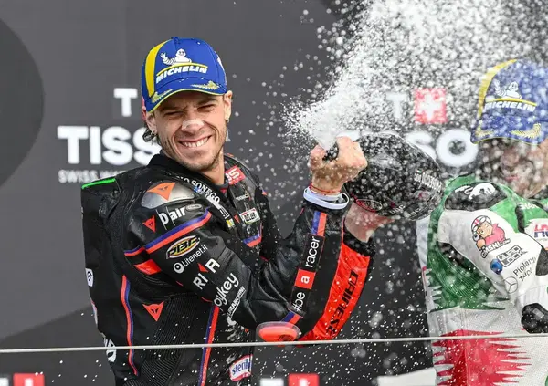 PUNK&rsquo;S NOT DEAD: Marco Bezzecchi fa ER PUMA a Silverstone col casco di Sid Vicious e non &egrave; solo una risposta a Mart&iacute;n: &ldquo;Perch&eacute; smettere adesso?&rdquo;