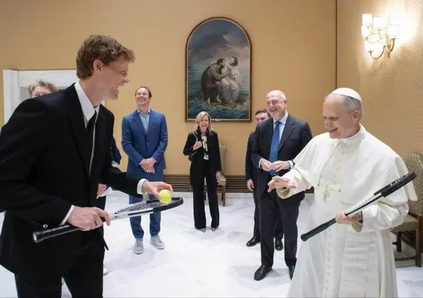 Contro Sinner non resta che il Papa? Roland Garros, "&Egrave; tempo di dimostrare che i miracoli esistono&rdquo;: ecco l&rsquo;appello divino a Leone XIV dell&rsquo;avversario-agnello sacrificale di Jannik per il match a Parigi, Arthur Rinderknech