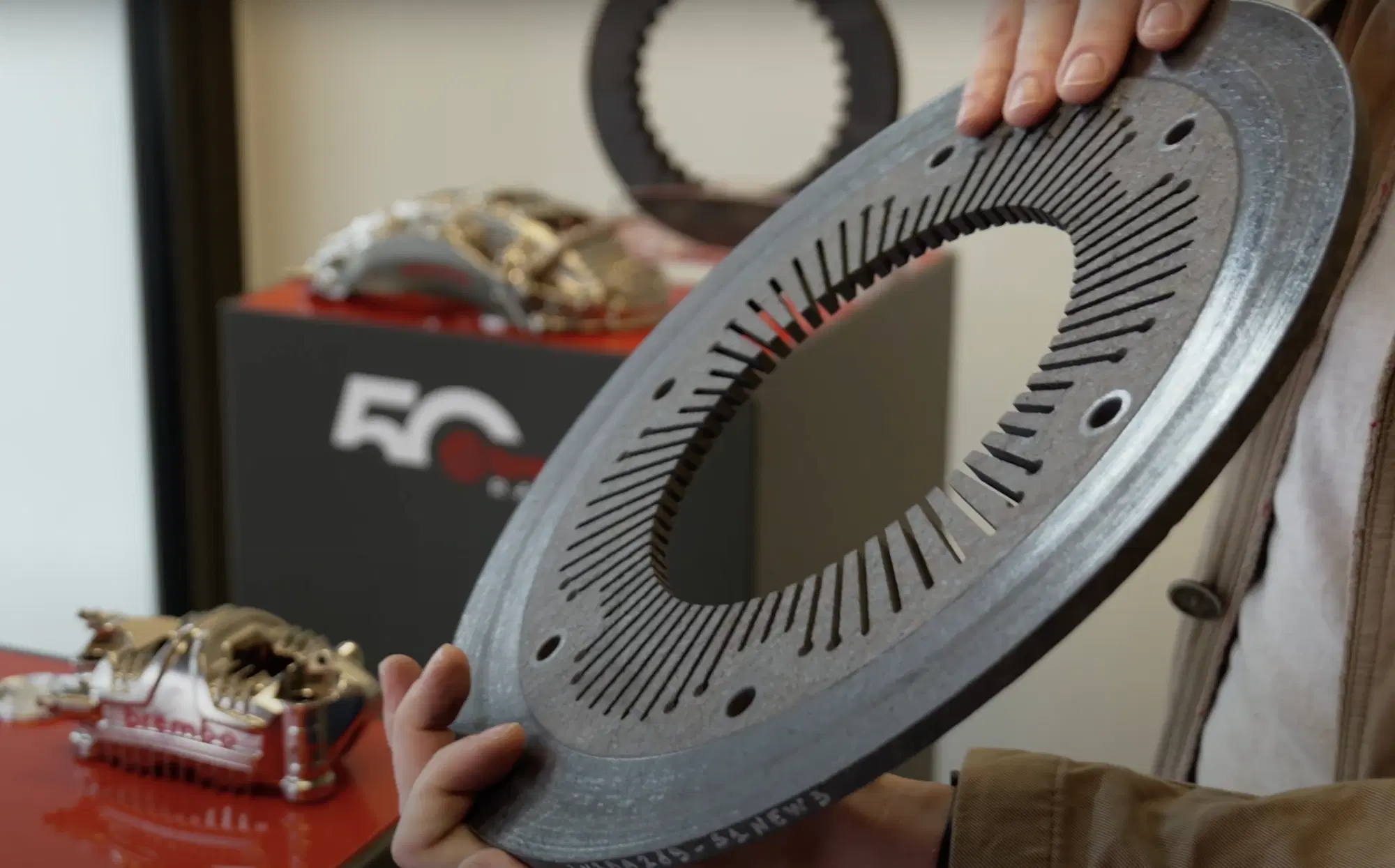 Un disco in carbonio usato sulla MotoGP