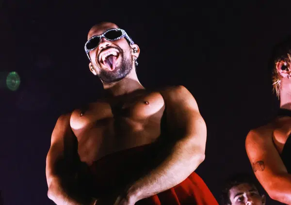 Siamo stati all&rsquo;ultimo concerto di Mahmood all&rsquo;Unipol Forum di Milano, ma com&rsquo;&egrave; stato? Un sogno lucido tra musica, danza e identit&agrave;. E sul coreografo Carlos Diaz Gandia e le hit nel finale&hellip;