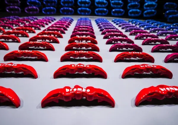 [VIDEO] Dentro Brembo in esclusiva: dischi cotti per nove mesi, il pieno da cui si ricavano le pinze e (quasi) tutti i segreti di un miracolo italiano