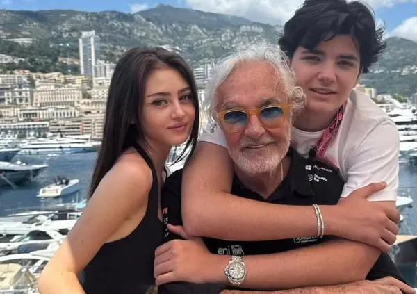 Leni e Nathan Falco insieme a pap&agrave; Flavio Briatore al Gp di Monaco, ma perch&eacute; la foto fa impazzire i social? C'entrano anche le mamme Heidi Klum ed Elisabetta Gregoraci: ecco le loro reazioni...