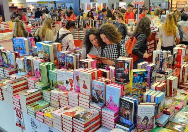 Che cos'&egrave; diventato il Salone del libro di Torino? Un "mostro" che contiene di tutto. Che cosa rimarr&agrave; dell'edizione 2025? Niente. Chi esulta? Soltanto kebabbari e taxisti...