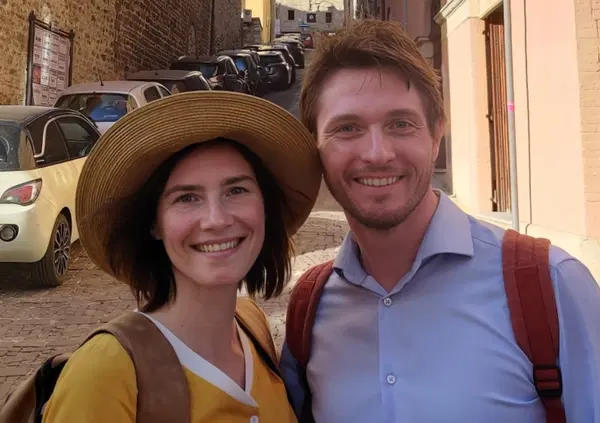 Omicidio Meredith, Raffaele Sollecito da Fedez a Pulp : &ldquo;Coscienza pulita. Lo sperma sul cuscino mai analizzato. Amanda Knox? Convinta da una medium a dire il falso. Ultras del Perugia contro la mia assoluzione&rdquo;. Andr&agrave; cos&igrave; anche con Garlasco?