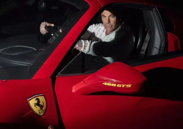 Davide Lacerenza inizia a disintossicarsi al Sert: "Dimagrito di 12-13 chili". Lo rivela Giuseppe Cruciani a La Zanzara, che lo difende. Ma un'ex dipendente lo inguaia: "Non solo alcol, anche escort e cocaina..."