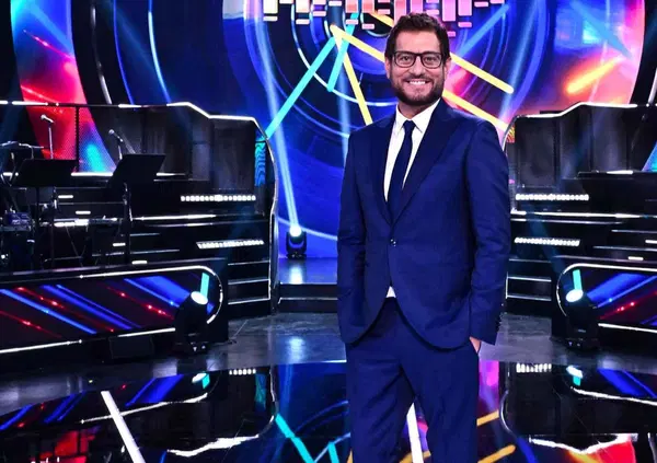 Aldo Grasso asfalta la nuova Sarabanda su Italia 1: "Infantile". Stronca Enrico Papi: "Deborda sempre". E non risparmia neppure il regista Roberto Cenci...