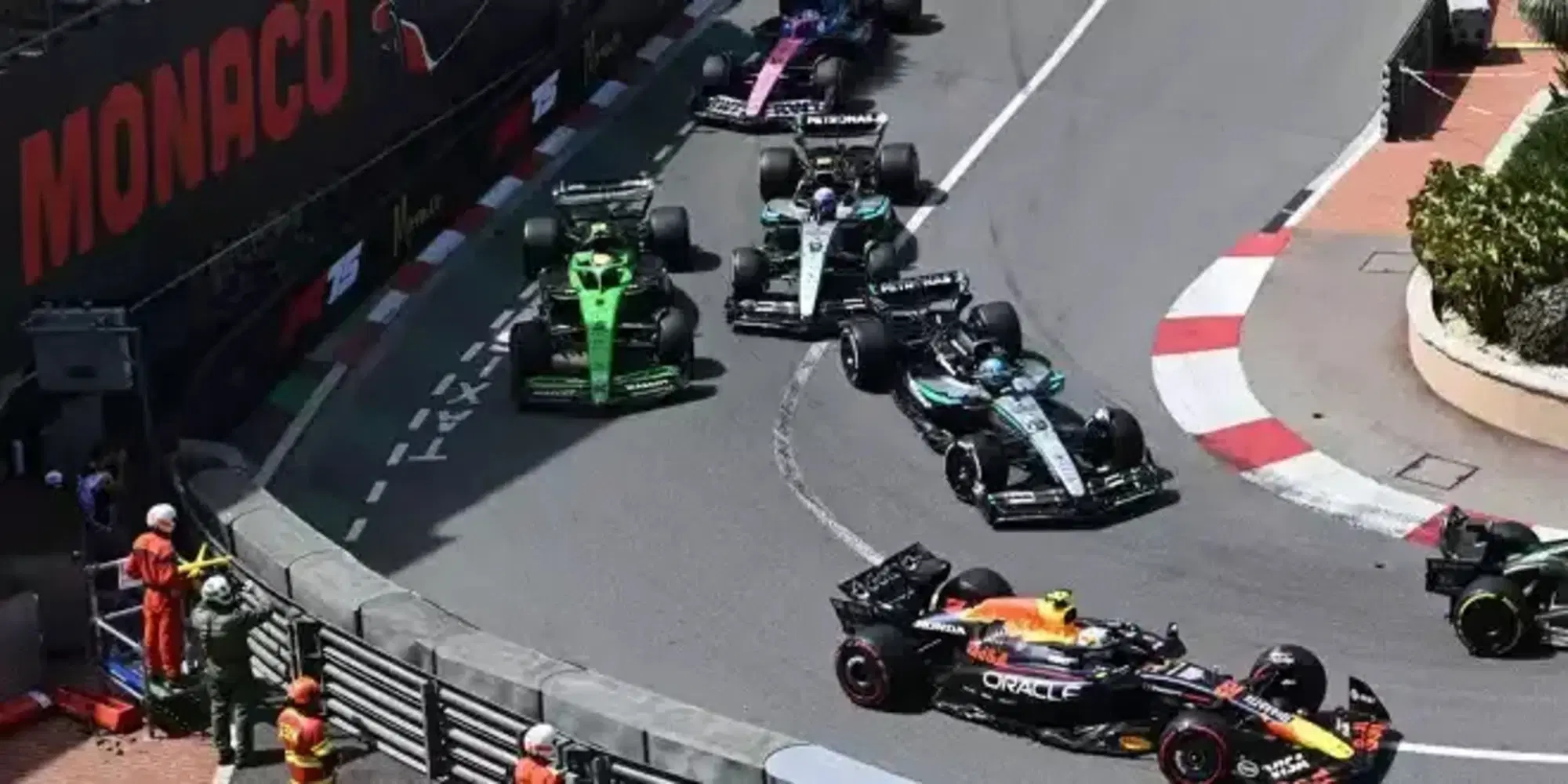 Il momento del ruota a ruota tra Bortoleto e Antonelli a Monaco