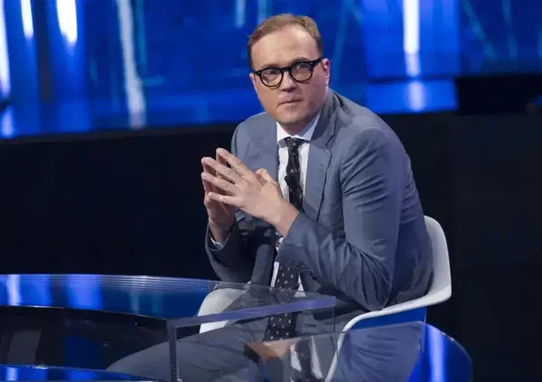 Il valzer nei giornali della galassia Angelucci: Cerno verso la direzione de Il Giornale al posto di Sallusti, Capezzone direttore de Il Tempo e Feltri torna a Libero? Mentre Sechi e De Paolini...