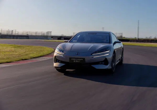 S&igrave;, la shooting brake di BYD si chiama DENZA Z9 GT e noi l&rsquo;abbiamo spremuta in pista: 2 frigoriferi, 4 ruote sterzanti, tanti rimpianti a fine corsa