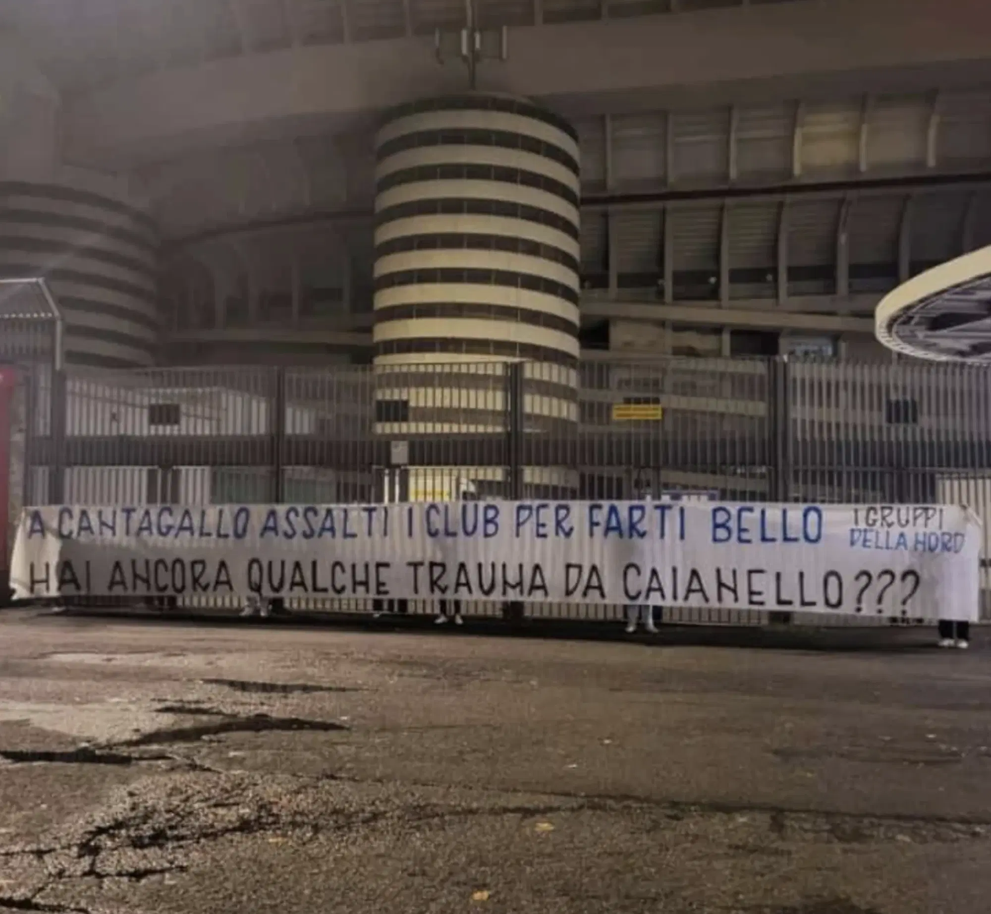 Lo striscione in ricordo di Caianello