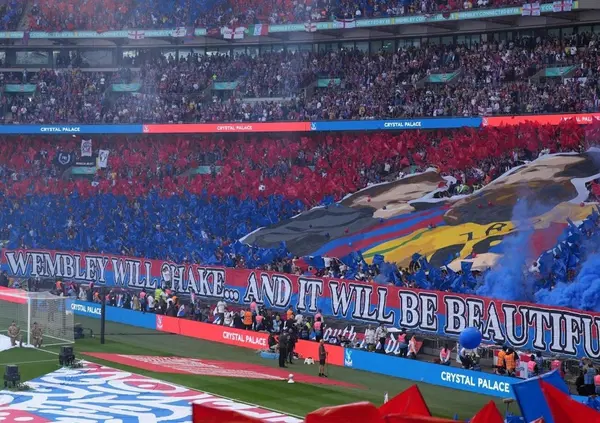 IL CALCIO CHE AMIAMO &egrave; in uno striscione dei tifosi del Crystal Palace dedicato ai fratellini che esultavano con il padre morto di cancro