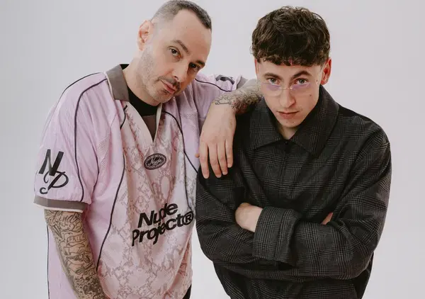 CHE GUSTO C&rsquo;&Egrave;: Gli Arcade Boyz stroncano Fabri Fibra? &ldquo;Un po&rsquo; canzone dell&rsquo;estate ma...&rdquo;. Perch&eacute; non &egrave; piaciuta ai fan? E sulla citazione a Berlusconi, Sfera Ebbasta e la &ldquo;vecchia scuola&rdquo;...