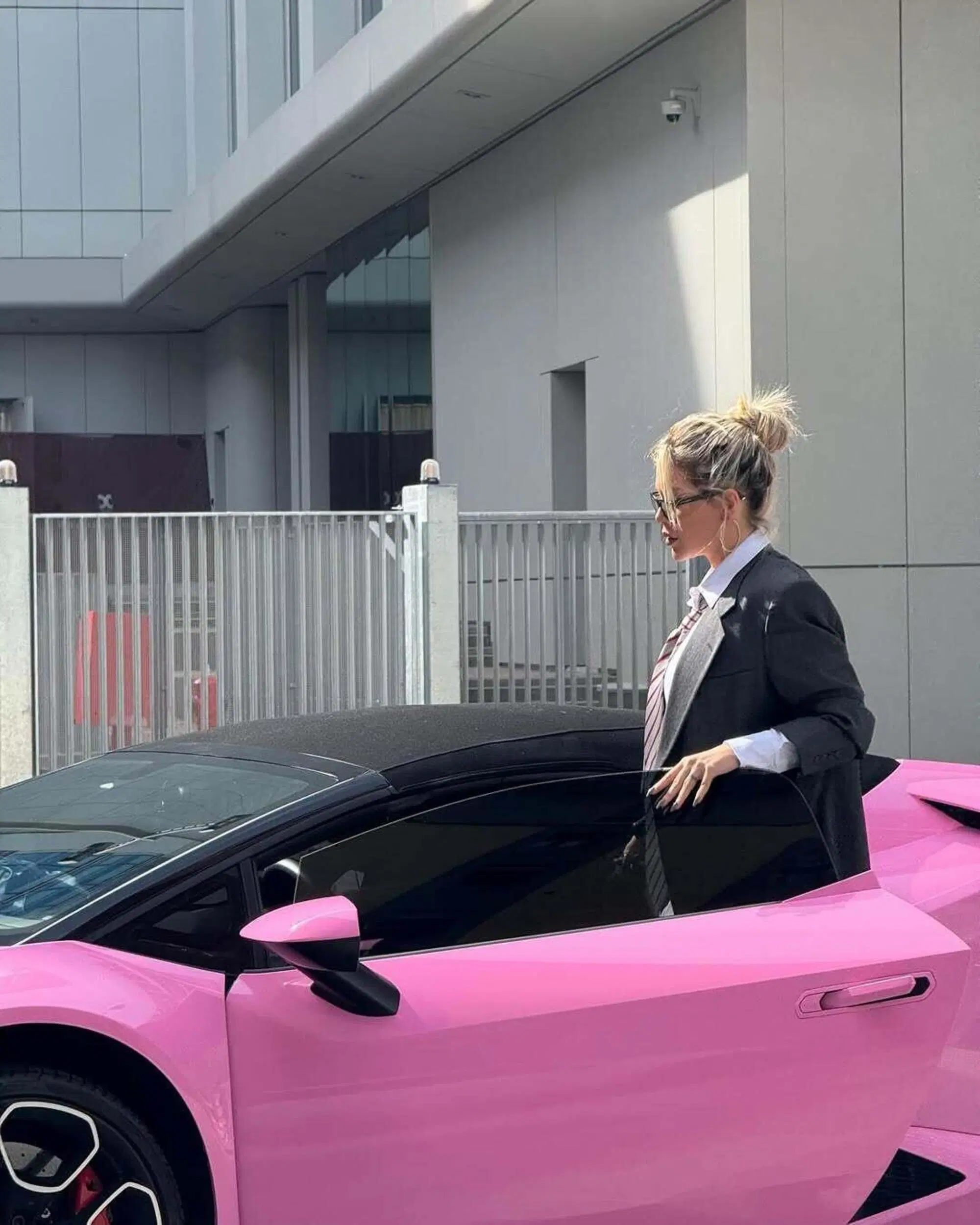 Wanda Nara con la sua Lamborghini Hurac&aacute;n LP 610-4 Spyder (rosa)
