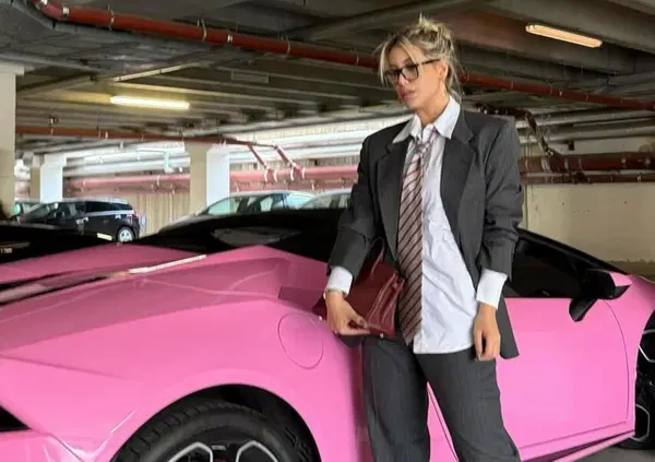 Wanda Nara e il lusso come dichiarazione di libert&agrave;: la Lamborghini rosa (che modello &egrave; e quanto costa?), le telecamere di un docu e il divorzio con Icardi come sfondo di una serie Netflix...