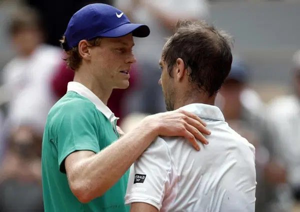 &Egrave; di Sinner l'ULTIMO TANGO A PARIGI CON GASQUET: vittoria facile per Jannik, addio difficile per Richard. Le lacrime, gli applausi e le parole del numero uno del tennis per il nuovo grande ex