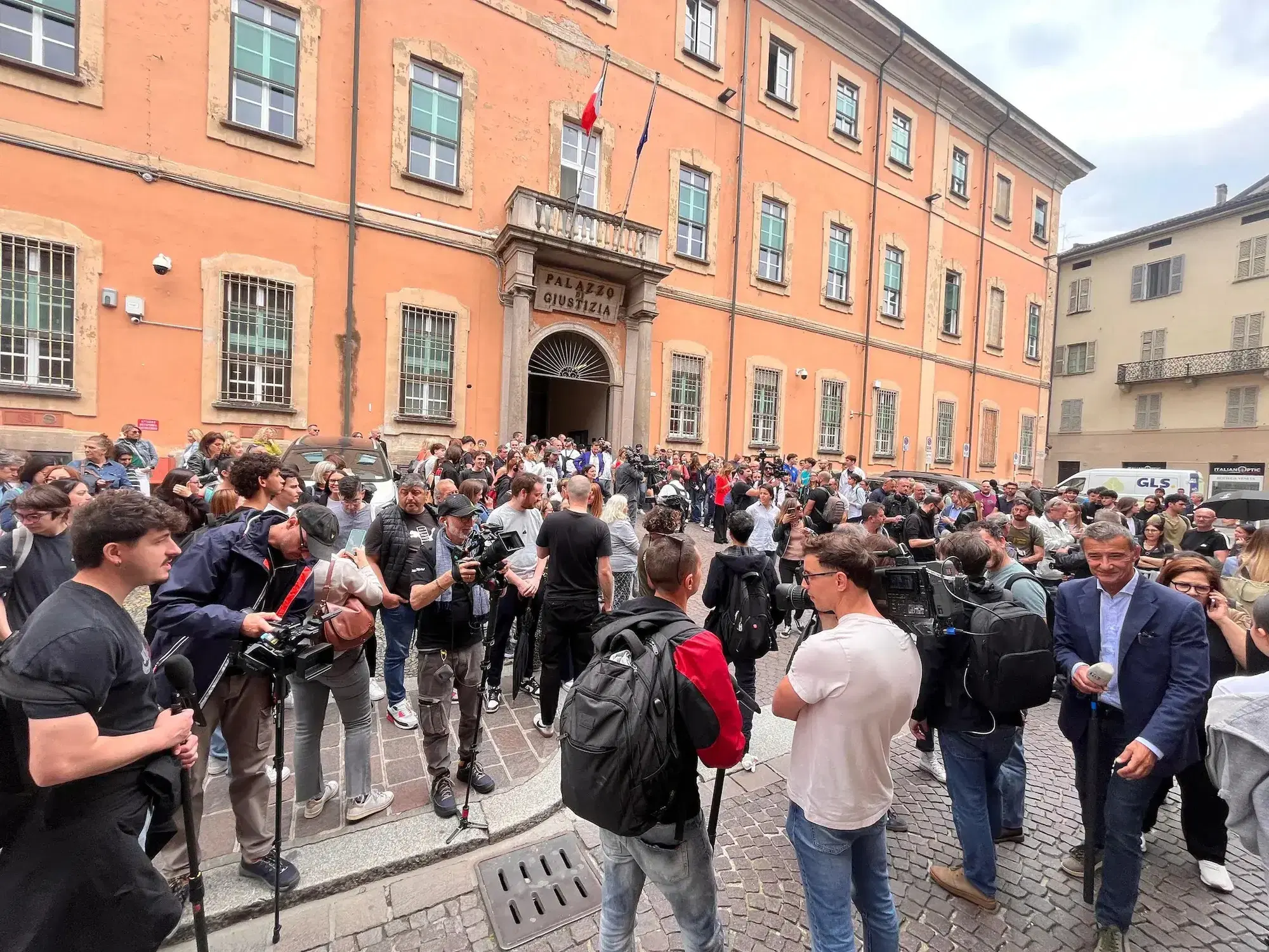 Giornalisti e cameraman assediano Garlasco