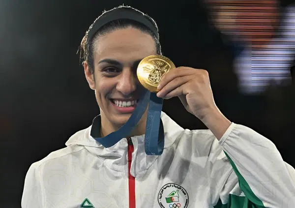 Imane Khelif torna sul ring all&rsquo;Eindhoven Box Cup: &ldquo;Quando colpisco, l&rsquo;ego dei nemici finisce al cimitero&rdquo;. Ma dopo le Olimpiadi, Angela Carini e lo scandalo intersex (con denunce a Musk e J. K. Rowling) pu&ograve; davvero competere contro delle donne biologiche?
