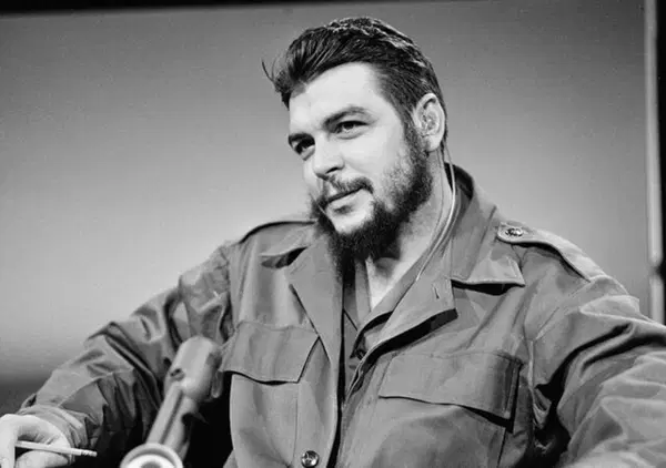 Che Guevara, il mito globale che resiste: altro che &ldquo;stupratore e guerrafondaio&rdquo;. Ma cosa resta davvero del guerrigliero fotogenico? Perch&eacute; dal popolo era considerato pi&ugrave; distante rispetto a Fidel Castro? Ammirato anche a destra perch&eacute;&hellip;