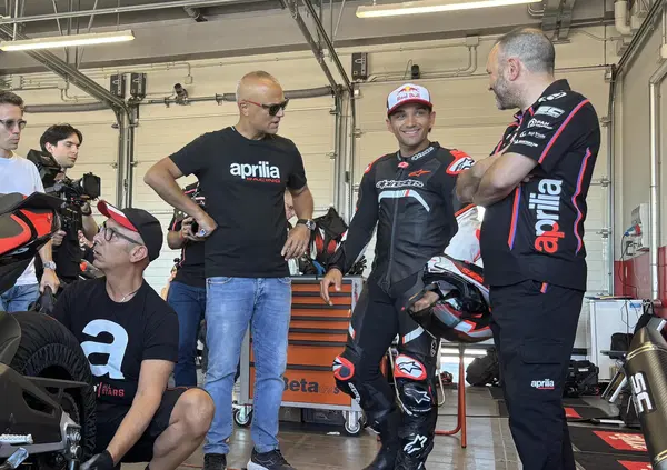 S&igrave;, Jorge Mart&iacute;n &egrave; tornato a guidare l'Aprilia senza la sua tuta: ecco perch&eacute; la sorpresa del N1 a Misano &egrave; una grande notizia per la MotoGP [GALLERY]