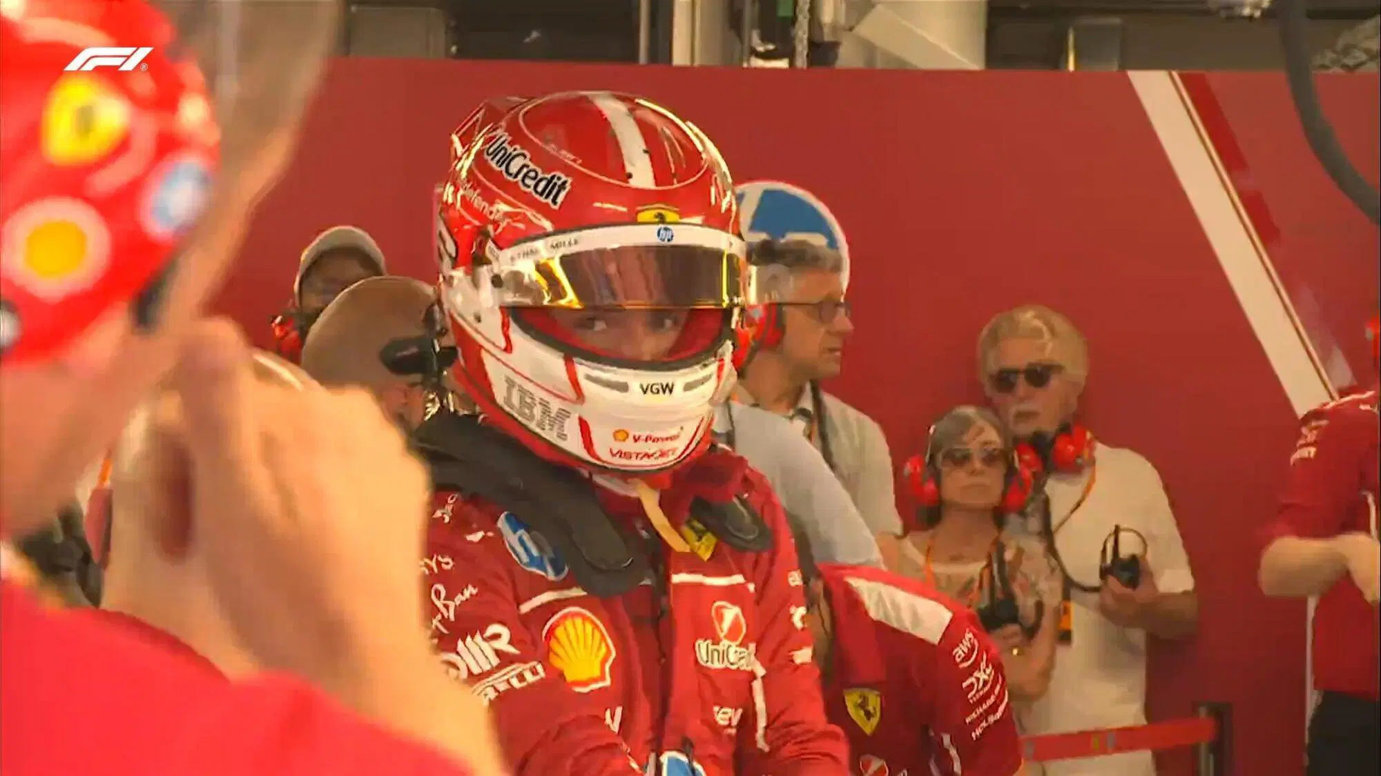 Charles Leclerc appena dopo essere sceso dalla sua vettura in attesa della fine delle qualifiche