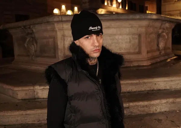 Abbiamo letto &ldquo;Non volevo ma lo sono&rdquo; di Tony Effe, ma com&rsquo;&egrave;? L&rsquo;ennesima autobiografia di un rapper che non dice (quasi) niente. Dal dissing con Fedez a Sanremo 2025, ecco perch&eacute; forse gli frega pi&ugrave; di quanto pensiamo del giudizio degli altri&hellip;