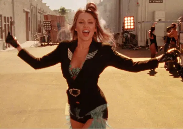 Abbiamo ascoltato "Something Beautiful", il nuovo album di Miley Cyrus, ma com&rsquo;&egrave;? Pura sperimentazione e citazioni (a Lady Gaga e Michael Jackson), ma non &egrave; per tutti. Vi spieghiamo perch&eacute; &egrave; il progetto pi&ugrave; ambizioso e rischioso della sua carriera&hellip;