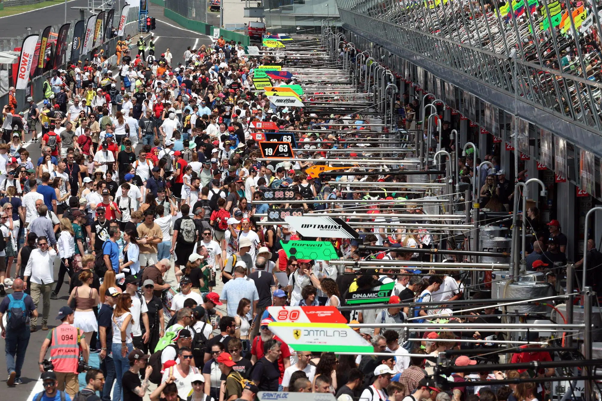 La pit lane di Monza ricca di tifosi per la sessione autografi