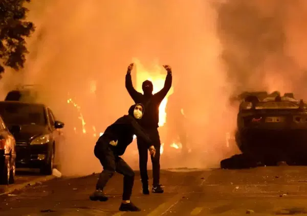 Guerriglia ultras e caos a Parigi per la festa Champions del Psg: auto incendiate e lanciate sulla folla. Un diciassettenne morto a Dax per accoltellamento, una giovane di vent&rsquo;anni muore in scooter. Ma la polizia era pronta?