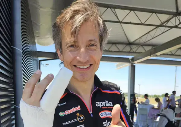 La magia dell&rsquo;Aprilia All Stars? Massimo Rivola, che va fortissimo con la RSV4, si stende con la Guzzi e "tende la mano" a Mart&iacute;n: &ldquo;Per capire un pilota infortunato devi infortunarti&rdquo;