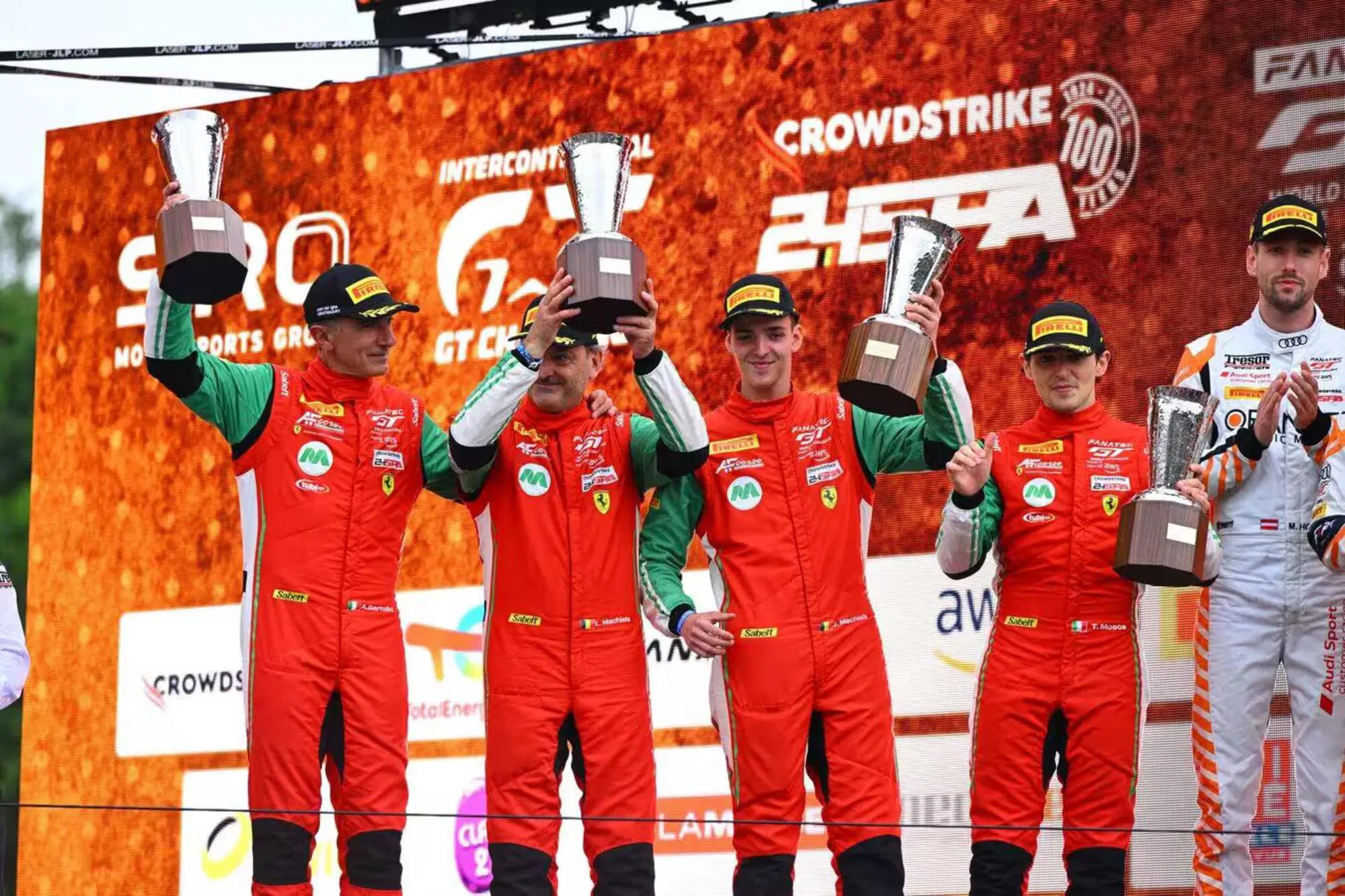 Andrea Bertolini con Louis e Jef Machiels e Tommaso Mosca sul podio della 24h di Spa del 2024, l'ultima in carriera per l'italiano