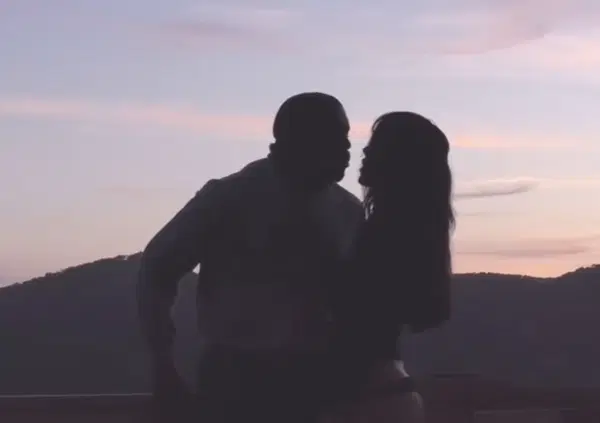 &Egrave; RISBOCCIATO L&rsquo;AMORE? Bianca Censori balla per Kanye West al tramonto. E il rapper, intanto, accusa Shopify di dovergli 4 milioni di dollari [VIDEO]