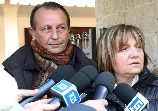 Omicidio Poggi, i genitori di Chiara demoliscono la tesi della borsetta sparita: &ldquo;Ecco dov'&egrave;&rdquo;. E sullo scandalo sessuale della Bozzola: &ldquo;Ormai a Garlasco pi&ugrave; testimoni che abitanti. Nostra figlia non la frequentava&rdquo;