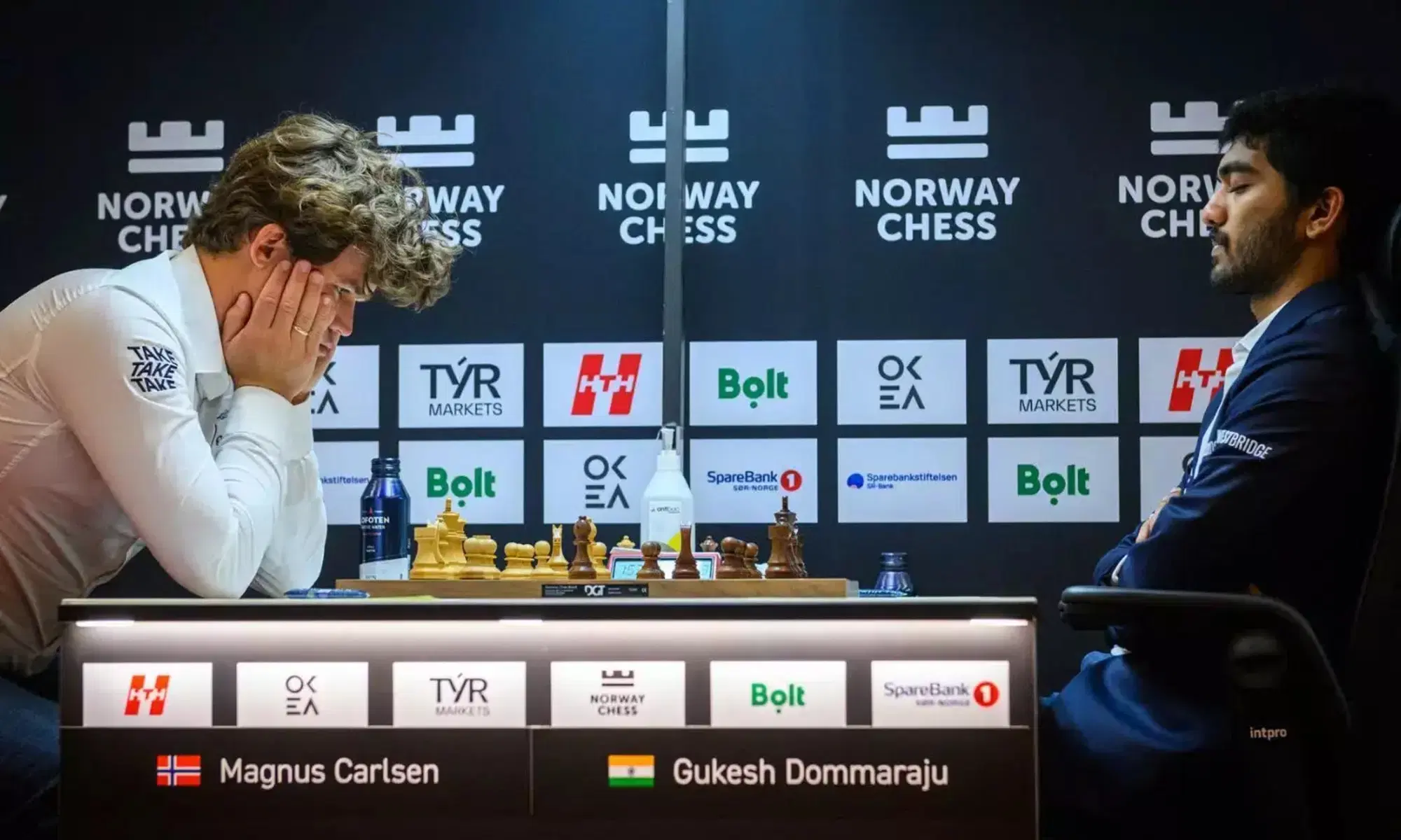 Magnus Carlsen e Gukesh Dommaraju 