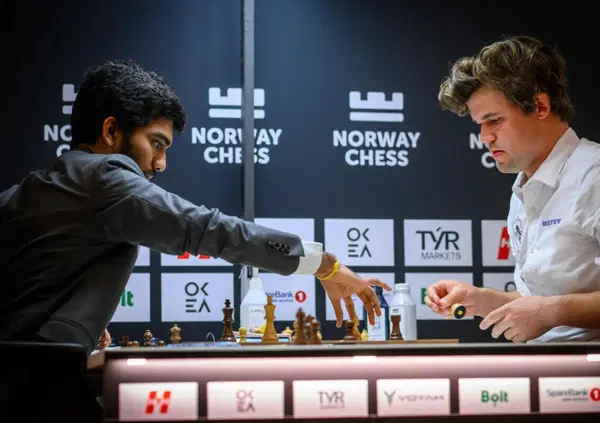 TERREMOTO NEGLI SCACCHI: come ha fatto Gukesh Dommaraju a vincere contro Magnus Carlsen da posizione perdente? Ecco il ribaltone da "sopravvissuto" e il pugno sul tavolo del re della scacchiera...