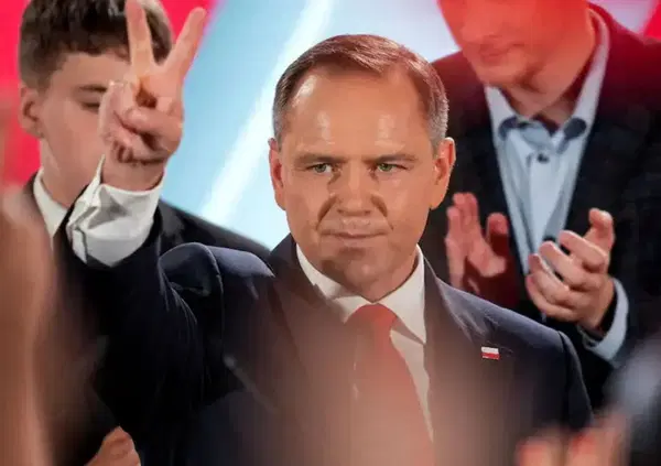 Capezzone: &ldquo;Un incrocio tra Lacerenza della Gintoneria e il Brasiliano. Ecco chi &egrave; il nuovo presidente della Polonia, Karol Nawrocki, per la nostra stampa&rdquo;. E i ritratti tra escort, pugilato e vita da hooligan&hellip;