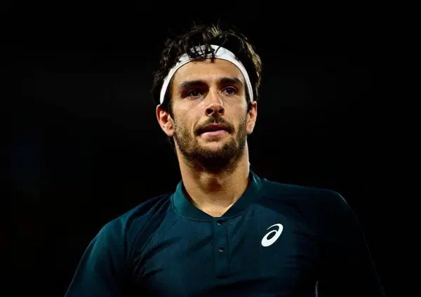 MUSETTI? &ldquo;Too small&rdquo; una fava. Lorenzo fa tornare sulla terra Tiafoe e si vendica della presa per il cu*o sul cemento. Ora la prima semifinale al Roland Garros (contro Alcaraz) e fa sognare l&rsquo;Italia insieme a Sinner