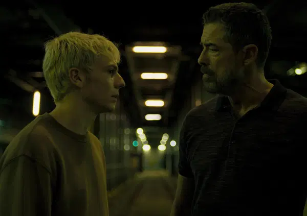 Abbiamo visto Mani Nude con Francesco Gheghi e Alessandro Gassmann (ora al cinema), ma com&rsquo;&egrave;? Un film che colpisce pi&ugrave; forte quando smette di fare a botte