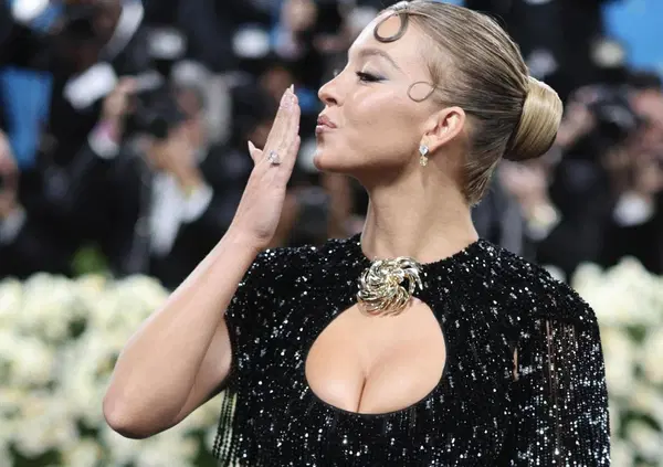 Ma Sydney Sweeney con le sue saponette &egrave; la Wanna Marchi del femminismo? Ecco perch&eacute; la sua linea e il suo marketing hanno scatenato un inferno social