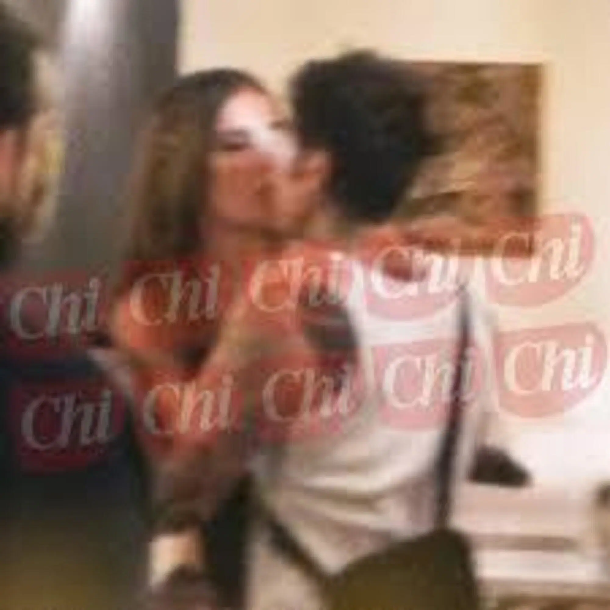 Il presunto bacio tra Clara e Fedez nella foto di Chi magazine