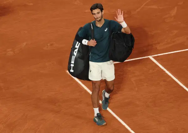 MUSETTI KO, ritiro al Roland Garros. Ma cosa succede a Lorenzo contro Alcaraz? Non &egrave; la prima volta. Infortunio muscolare? In cosa consiste il problema muscolare di che tipo? Intanto Carlos riposa e Sinner e Djokovic&hellip;