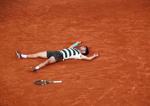 MA CHE CAZ*O ABBIAMO VISTO? Alcaraz non muore mai, rimonta tutto e lascia a Jannik solo la polvere del Roland Garros. Il numero uno domina, spreca, recupera, ma contro Carlos resta il numero due (almeno sulla terra)
