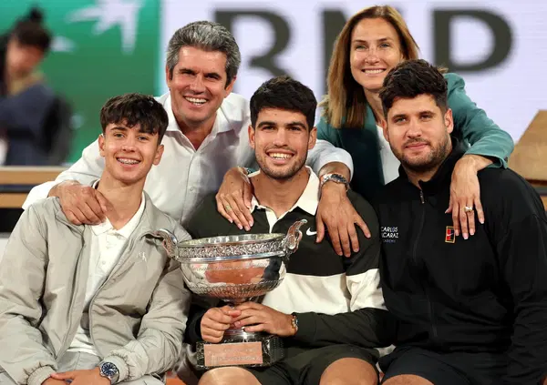 Ma perch&eacute; molti dicono che Alcaraz &egrave; dopato? &ldquo;Un controllino a Carlos?&rdquo;. Gli attacchi dei fan di Sinner al vincitore del Roland Garros e il precedente Nadal, ma il suo preparatore atletico Alberto Lled&oacute;&hellip;