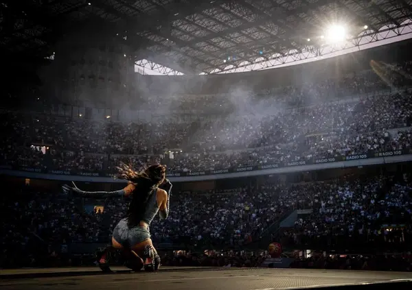 Elodie a San Siro sold out? Il mistero dell'anello, i biglietti a 10 euro, gli inviti gratis (e 'l'obbligo' dello Stadio che non fa bene a nessuno)