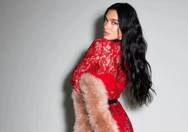 PASTA, PIZZA E RAFFAELLA CARR&Agrave;? Grazie Dua Lipa, che ci ricordi come ci vede il mondo. A far l'amore comincia tu, noi italiani siamo ancora a fare i trenini sulla terrazza de La grande bellezza...