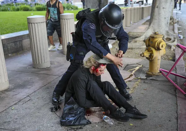 Stati Uniti, la guerriglia di Los Angeles &egrave; anche Washington e Costituzione contro Trump? Dopo i raid anti-immigrati c&rsquo;&egrave; un&rsquo;altra partita: quella tra il federalismo sancito nella carta e il centralismo voluto da The Donald